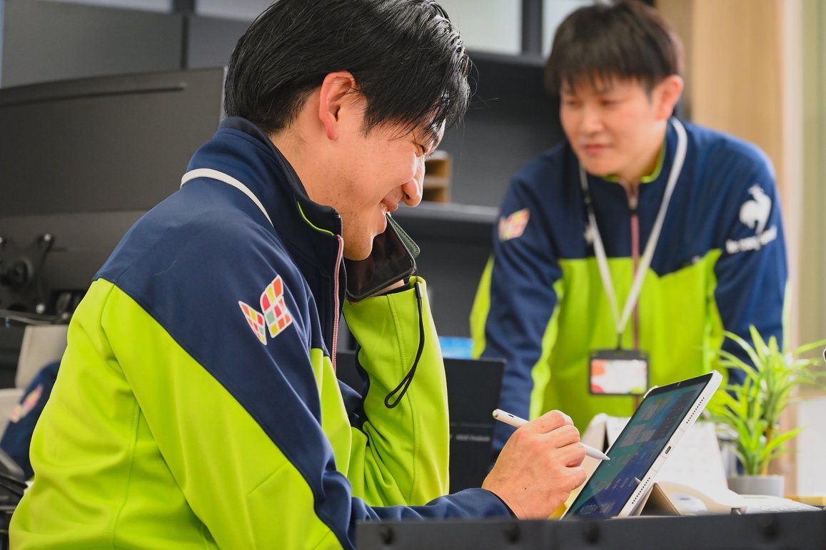 タブレットを見ながら相談する様子