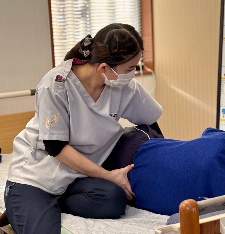 ひとり一人に合わせた無理のないリハビリで、生活動作の維持や向上を目指します。 訪問リハビリで機能維持・回復を支援理学療法士や作業療法士の専門職による訪問リハビリに対応。